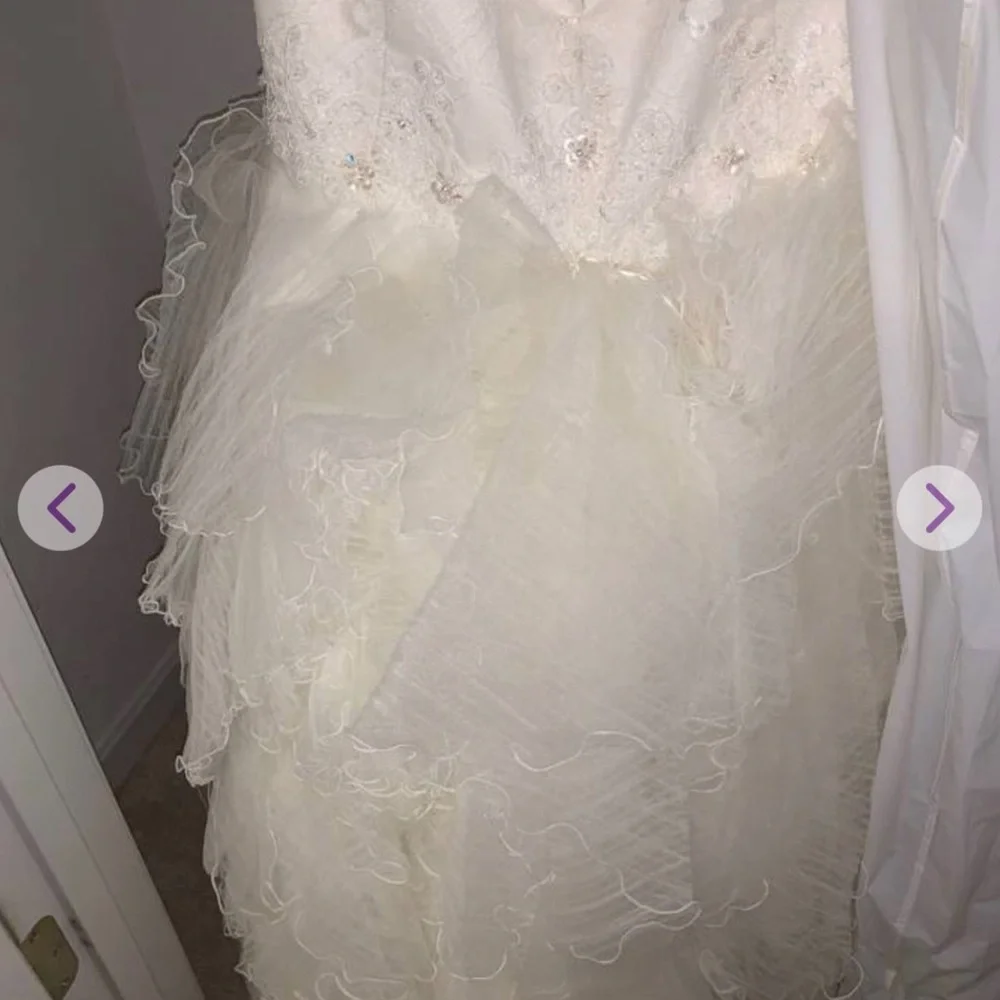 Wedding dress 👰🏻, formal, ruffle, rhinestone, and lace. - Picture 10 of 12